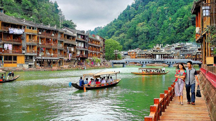 Ngồi thuyền du ngoạn sông Đà Giang